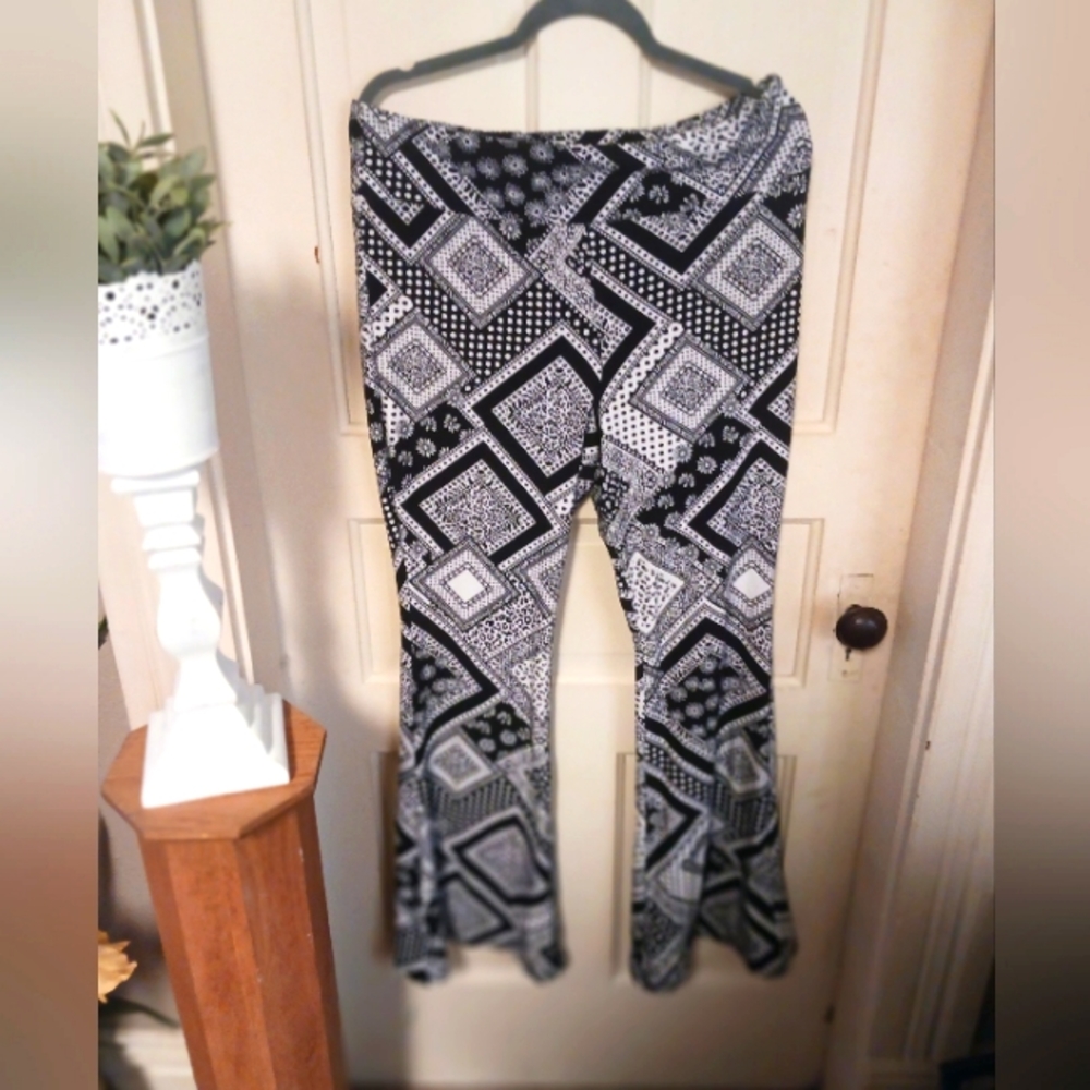 No Boundaries XXL (19) black and white flared pants
